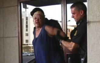 Mujer tira a un perro desde el séptimo piso (piden 3 años de cárcel)